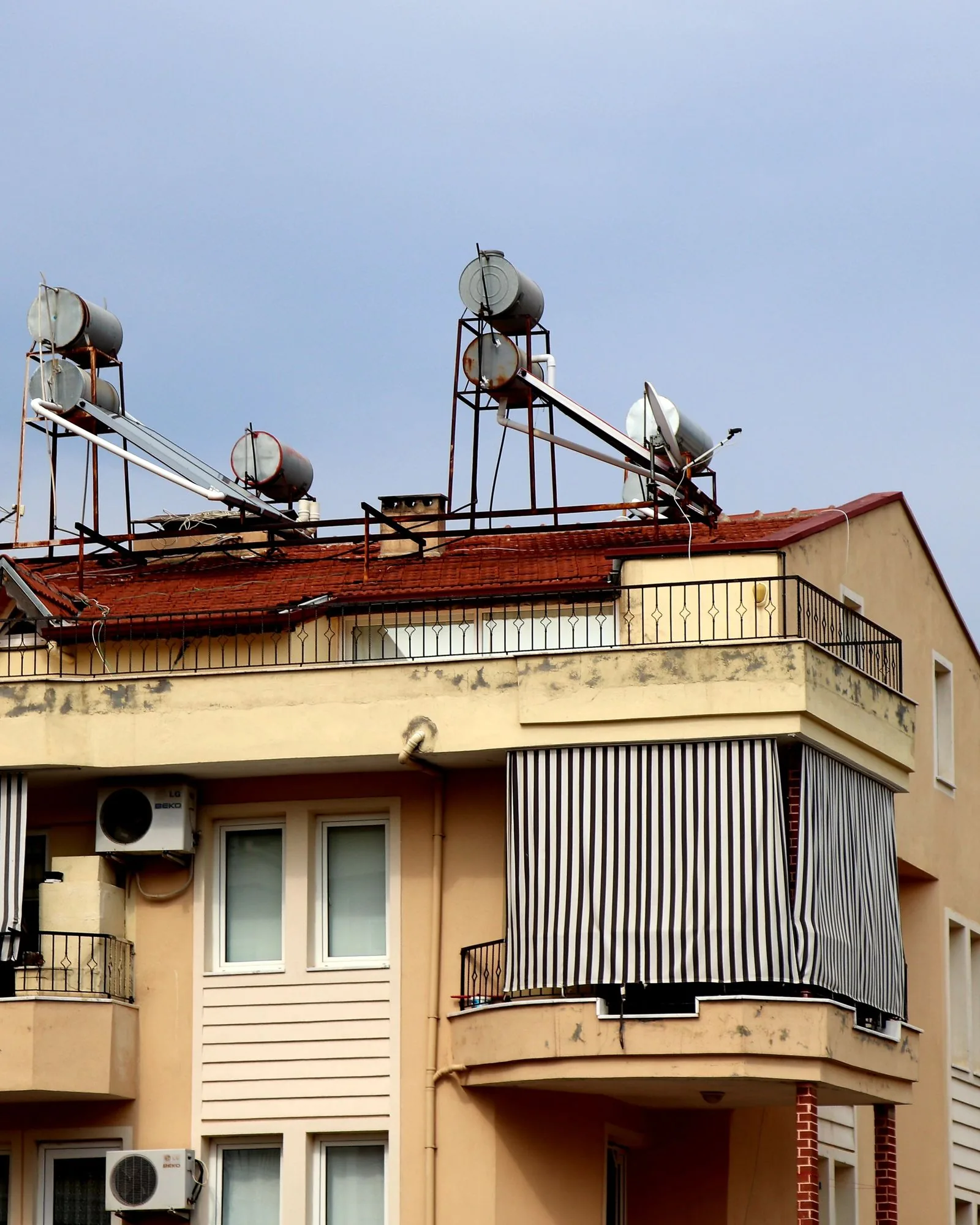 Edificio con calentadores solares instalados
