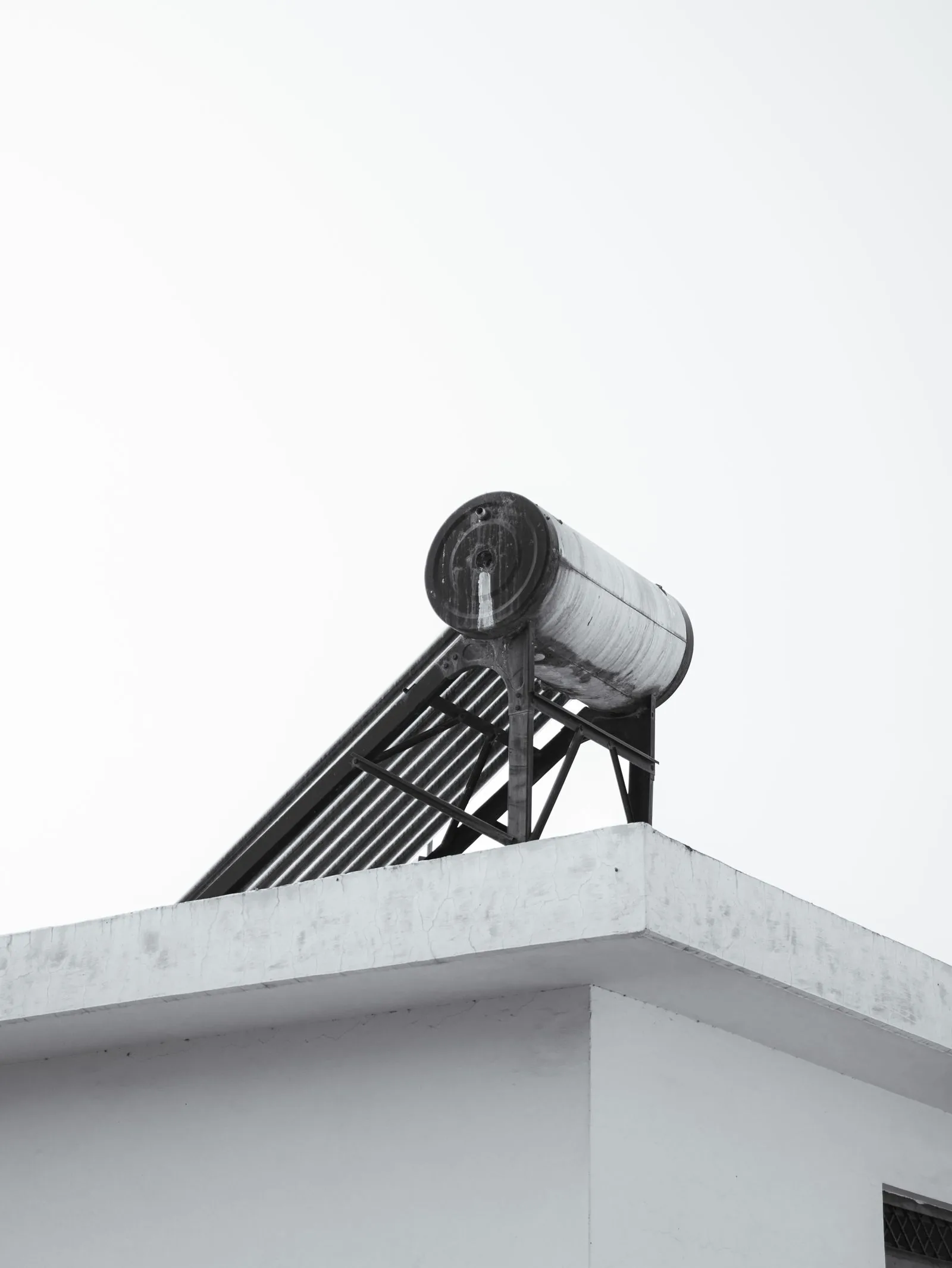 Calentador solar sobre una azotea urbana